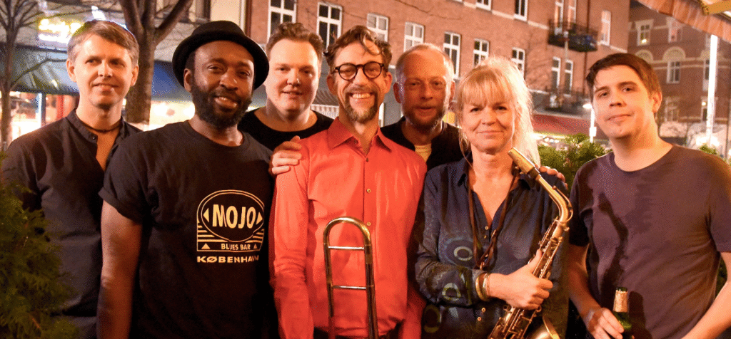 Sofi Hellberg Gang som består av sju bandmedlemmar, en kvinna och sex män.
