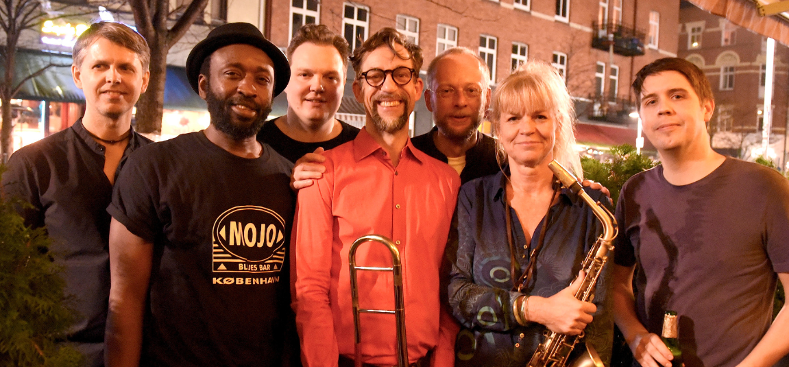 Sofi Hellberg Gang som består av sju bandmedlemmar, en kvinna och sex män.