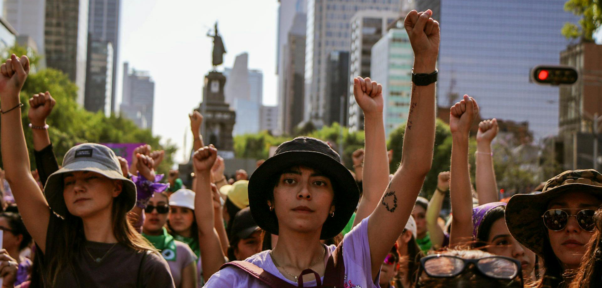 Kvinnor protesterar på Mexico citys gator.
