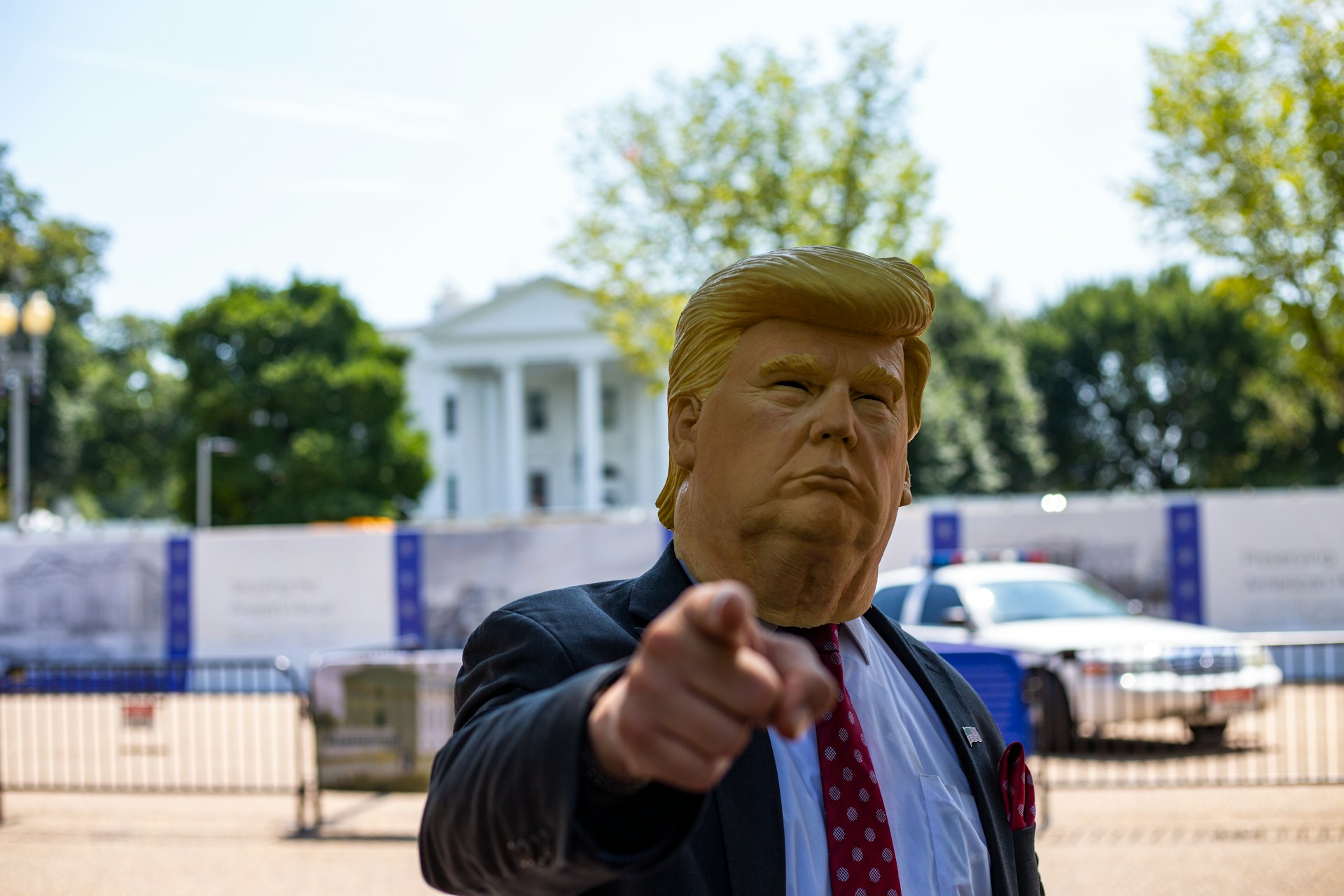 Donald Trump framför vita huset.